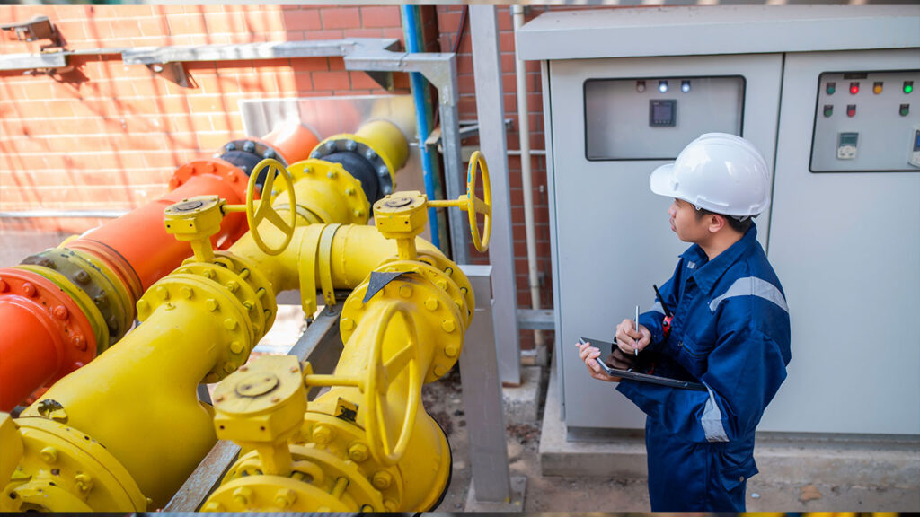 tubulações de gás - homem com equipamentos de segurança recolhendo informações em rede de tubulação de gás