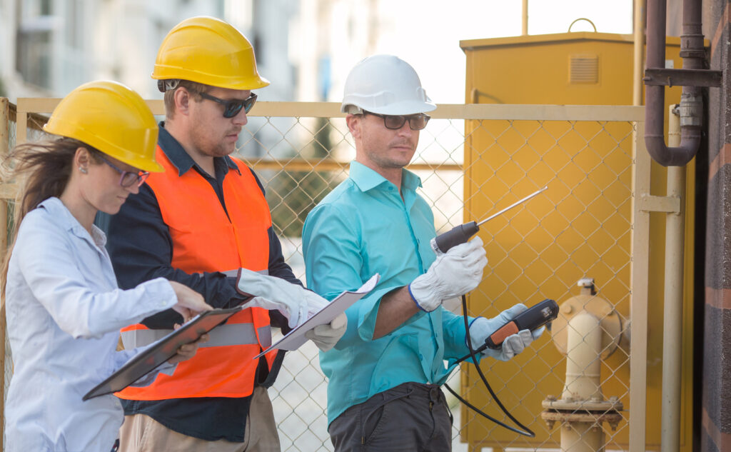 3 Tecnicos realizando testes de segurança com detector de gas