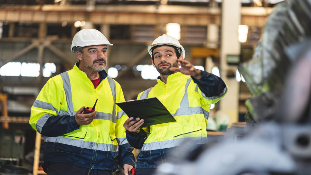 profissionais no meio industrial atentos e discutindo de maneira benefica