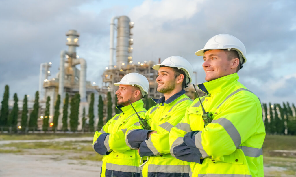 tecnicos em detecção de gases um ao lado do outro