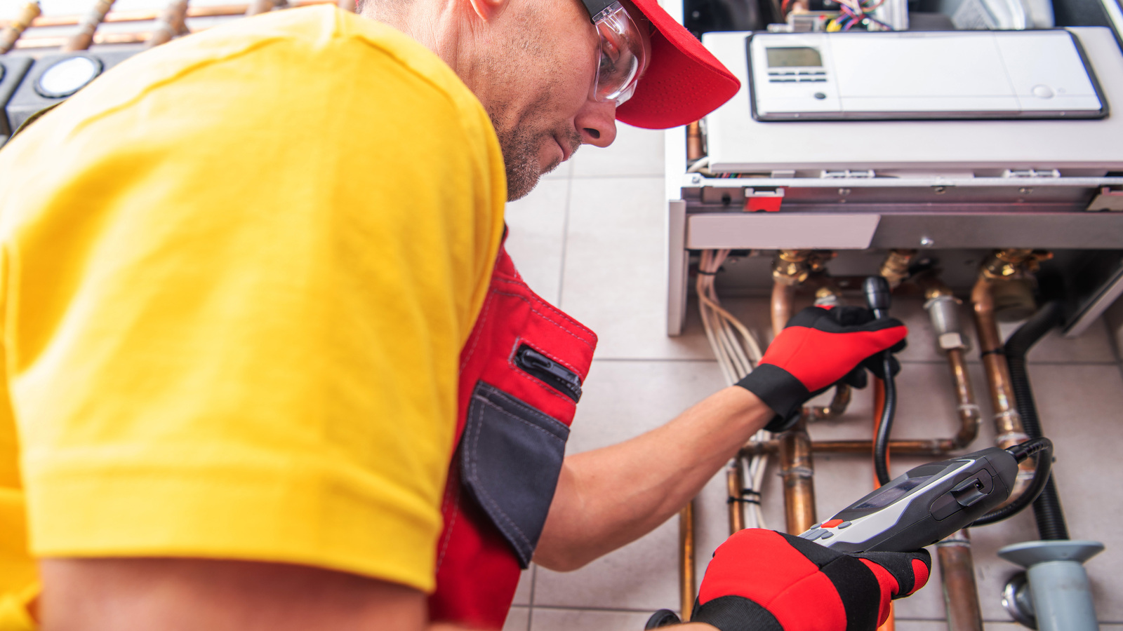 homen realizando medição com detector de gas